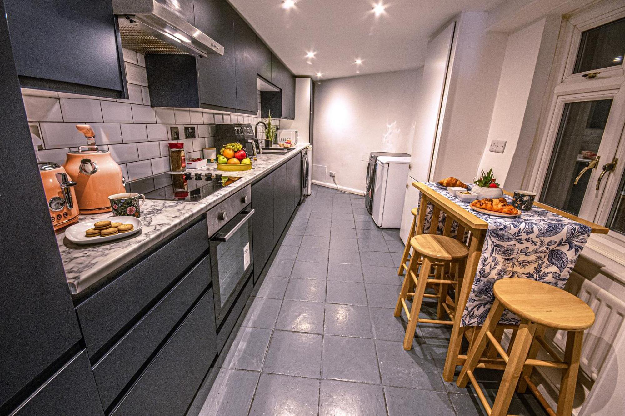 Central 3 - Bedroom Townhouse In Brighton With Parking Экстерьер фото